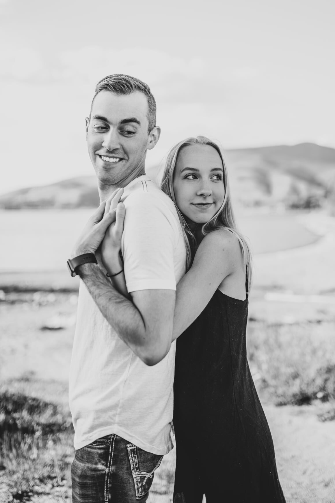 10 TIPS TO MAKE COUPLES FEEL MORE COMFORTABLE IN FRONT OF THE CAMERA